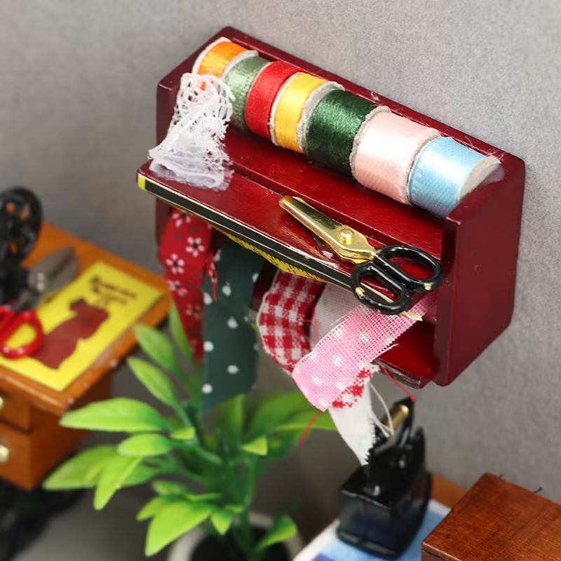Sewing Factory - ドールハウスミニチュア裁縫箱（レースのディテール付き） 裁縫シナリオをシミュレートするのに最適です。 ランダムに選ばれたいくつかの色。