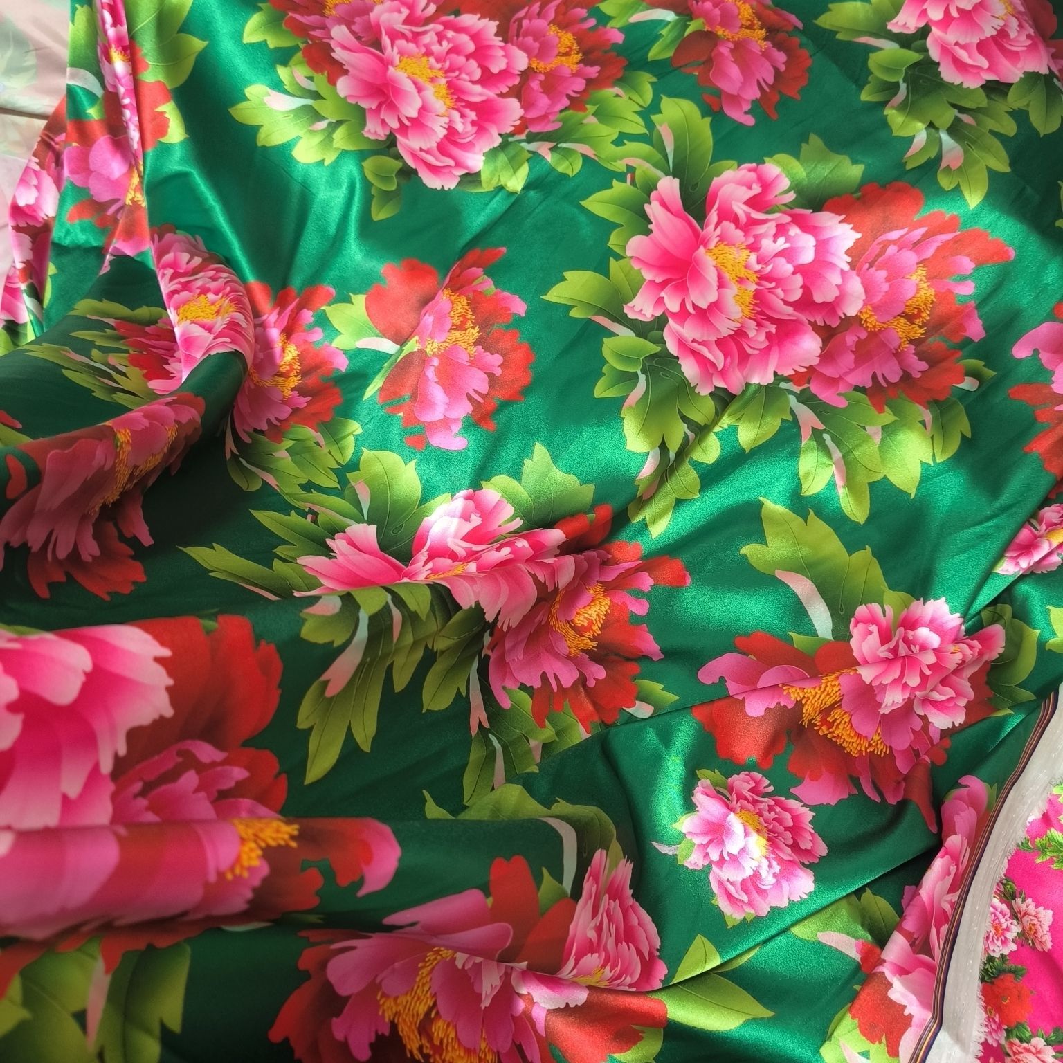 花柄プリントのアセテートサテン生地、シルクのように滑らか、メ - Sewing In Textile のレビューと価格